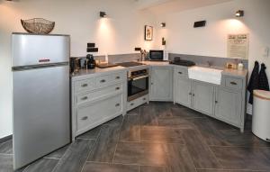 Η κουζίνα ή μικρή κουζίνα στο 1 Bedroom Stunning Home In Aiguèze