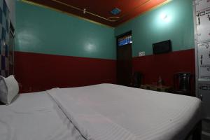 Postel nebo postele na pokoji v ubytování Capital O Honey Hotel
