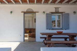 En balkon eller terrasse på Andrea's Tinos House