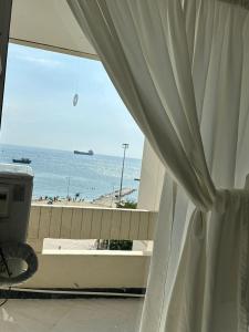 una vista sulla spiaggia da una camera con finestra di Apto704 CON VISTA AL MAR BAHÍA DE SANTA MARTA a Santa Marta Altre 3 foto