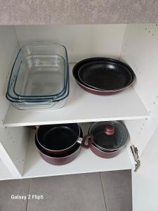 a shelf with two pans and a bowl and a sink at Chambre DUO in Beauvais +13 photos