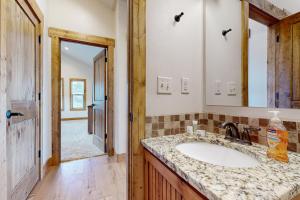 a bathroom with a sink and a mirror at Eagle Feather Lookout in Garden City +24 photos