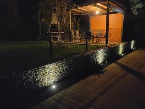 Vonkajšia záhrada v ubytovaní TopSenec-Lakeside Home