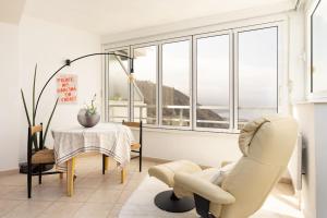 Χώρος καθιστικού στο EDEN RENTALS Window To The Sea