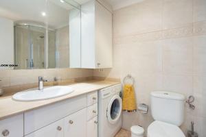 Ένα μπάνιο στο EDEN RENTALS Window To The Sea