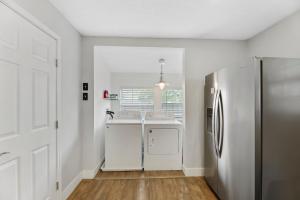 A kitchen or kitchenette at R & R's Reel Paradise 5 minutes to the harbour and 11 miles to the Beach!