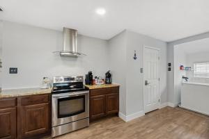 A kitchen or kitchenette at R & R's Reel Paradise 5 minutes to the harbour and 11 miles to the Beach!