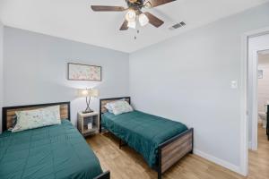 A bed or beds in a room at R & R's Reel Paradise 5 minutes to the harbour and 11 miles to the Beach!