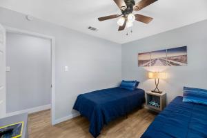 A bed or beds in a room at R & R's Reel Paradise 5 minutes to the harbour and 11 miles to the Beach!
