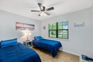 A bed or beds in a room at R & R's Reel Paradise 5 minutes to the harbour and 11 miles to the Beach!