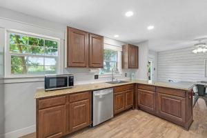 A kitchen or kitchenette at R & R's Reel Paradise 5 minutes to the harbour and 11 miles to the Beach!