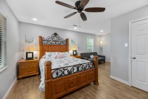 A bed or beds in a room at R & R's Reel Paradise 5 minutes to the harbour and 11 miles to the Beach!