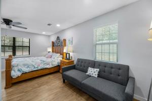 A bed or beds in a room at R & R's Reel Paradise 5 minutes to the harbour and 11 miles to the Beach!