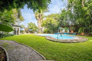 クエルナバカにあるFamily-Friendly Oasis with Pool in Cuernavacaの木々が植わる庭にある屋外スイミングプール