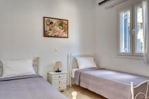 En eller flere senge i et værelse på Andrea's Tinos House
