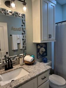 Et badeværelse på Spacious Beachfront Home with Stunning Views + 17 billeder