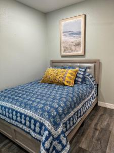 En eller flere senge i et værelse på Spacious Beachfront Home with Stunning Views