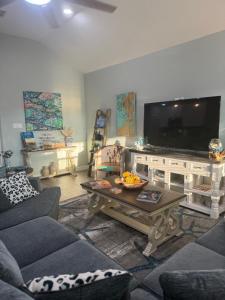 Et tv og/eller underholdning på Spacious Beachfront Home with Stunning Views