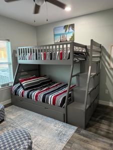 En eller flere senge i et værelse på Spacious Beachfront Home with Stunning Views