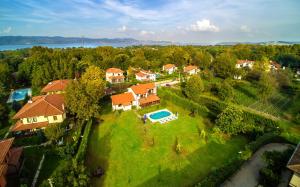 una vista aérea de una casa con piscina en MyHomeSapanca, en Sapanca