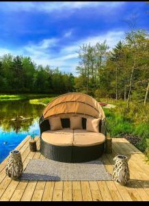 un letto su un molo accanto a un bacino d'acqua di Majestic Lake Front Chalet a Tobyhanna