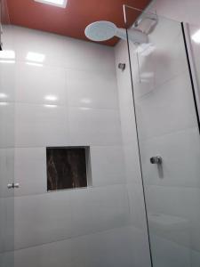 a bathroom with a glass shower with a mirror at Loft 03 c ar condicionado proximo praias e Expocenter BC in Balneário Camboriú