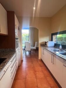Kuchyňa alebo kuchynka v ubytovaní Villa Torremirona Resort Palmeras