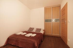Posteľ alebo postele v izbe v ubytovaní ApartSerwis - Apartment U Sabały Centrum