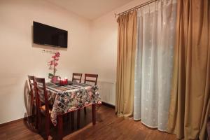 Televízia a/alebo spoločenská miestnosť v ubytovaní ApartSerwis - Apartment U Sabały Centrum
