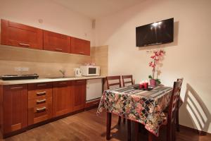 Kuchyňa alebo kuchynka v ubytovaní ApartSerwis - Apartment U Sabały Centrum