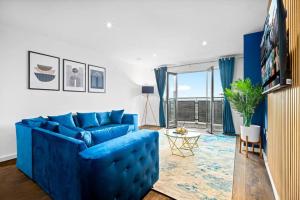 TV a/nebo společenská místnost v ubytování Top Floor City Centre Apartment - Sleeps 7 - 4 Beds - with Balcony and Parking - Smart TV's on each Bedroom Wall - 5 mins from Bullring, Selfridges, Moor Street Station - By Zena Stays