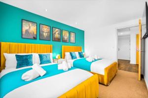 Postel nebo postele na pokoji v ubytování Top Floor City Centre Apartment - Sleeps 7 - 4 Beds - with Balcony and Parking - Smart TV's on each Bedroom Wall - 5 mins from Bullring, Selfridges, Moor Street Station - By Zena Stays