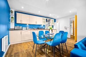 Kuchyň nebo kuchyňský kout v ubytování Top Floor City Centre Apartment - Sleeps 7 - 4 Beds - with Balcony and Parking - Smart TV's on each Bedroom Wall - 5 mins from Bullring, Selfridges, Moor Street Station - By Zena Stays + 15 fotografií