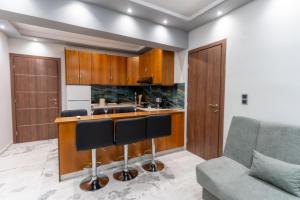 a kitchen with a counter and a couch in a room at VSP RENT ROOMS FUeGO in Sikia