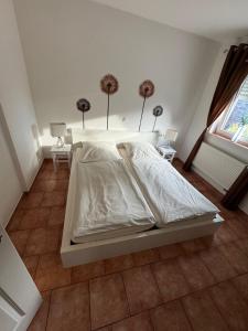 Giường trong phòng chung tại Zimmervermietung Heggemann