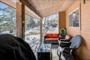Χώρος καθιστικού στο 302 Talisman Dr., #40