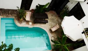 una vista sul soffitto di una piscina con sedie e sedie a sdraio di Casa Colonial a Mindelo