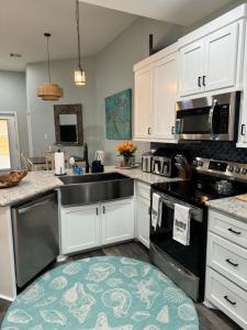 Køkken eller tekøkken på Spacious Beachfront Home with Stunning Views