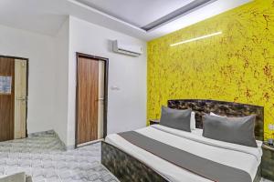 Postel nebo postele na pokoji v ubytování Hotel O One Plus One Residency