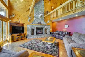 Χώρος καθιστικού στο Game Room, Deck and Yard Lake of the Ozarks Retreat