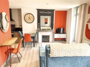 salon z kanapą i kominkiem w obiekcie Joli appartement hyper-centre w mieście Alençon