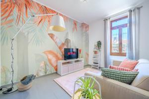 TV a/nebo společenská místnost v ubytování 1Br - Monaco 1 Min Walk - Close to Port and Train