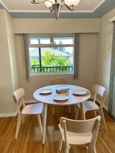 高贵林Air Conditioned 2 Bedroom upper floor suite with Garden view的一间有桌子、椅子和窗户的餐厅
