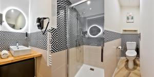 ein Badezimmer mit Toilette und Waschbecken in der Unterkunft Le Chic & Biscornu - Terrasse - Clim - Centre Ville in Périgueux + 20 Fotos