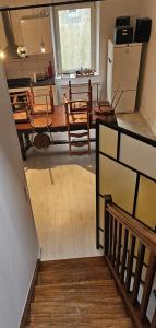 une cuisine avec une table, des chaises et un réfrigérateur dans l'établissement Duplex de 120 m2 7 Pers-Centre-Parking Privé, à Gérardmer 18 autres photos
