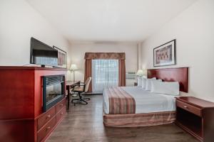 Postel nebo postele na pokoji v ubytování Grande Cache Inn & Suites