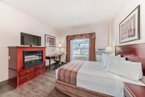 Postel nebo postele na pokoji v ubytování Grande Cache Inn & Suites