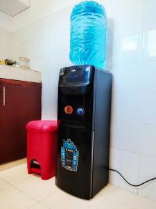 Una botella azul está encima de una nevera. en Tajari Diani Beach Condo, en Galu