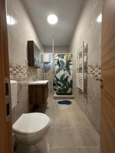 un baño con inodoro y lavabo en Ira's Square 2 Bedroom Apt Free Parking, en Skopje