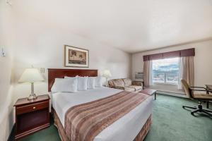 Postel nebo postele na pokoji v ubytování Grande Cache Inn & Suites